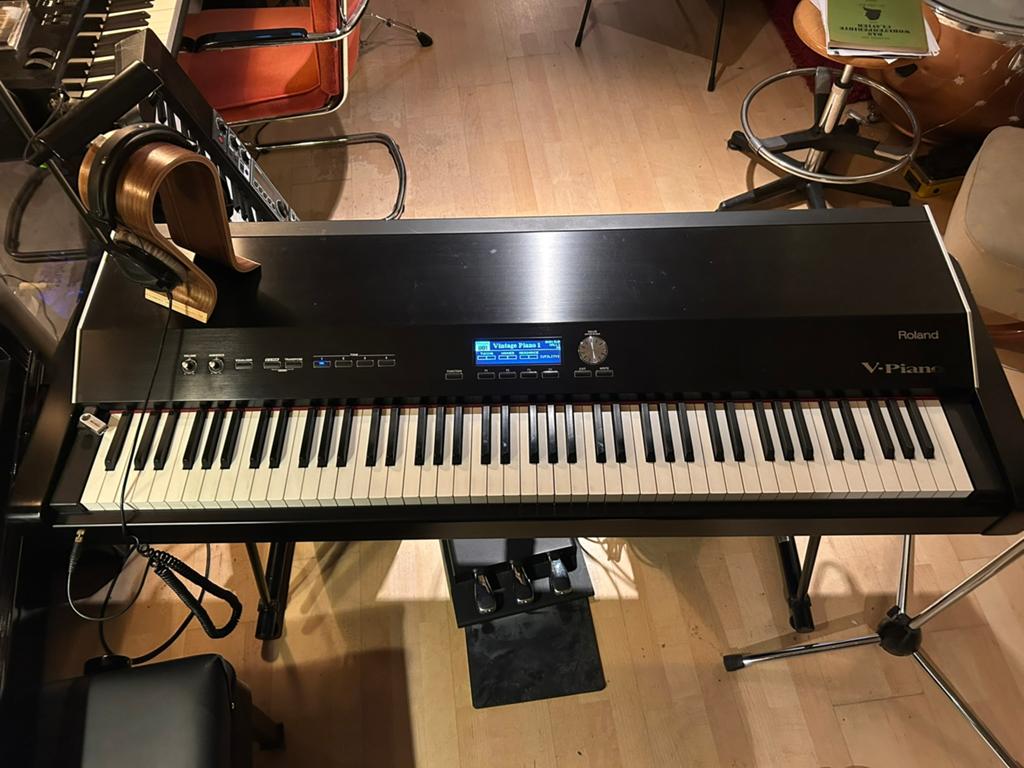 Originele Roland V Piano, Ophalen, Zo goed als nieuw, Zwart