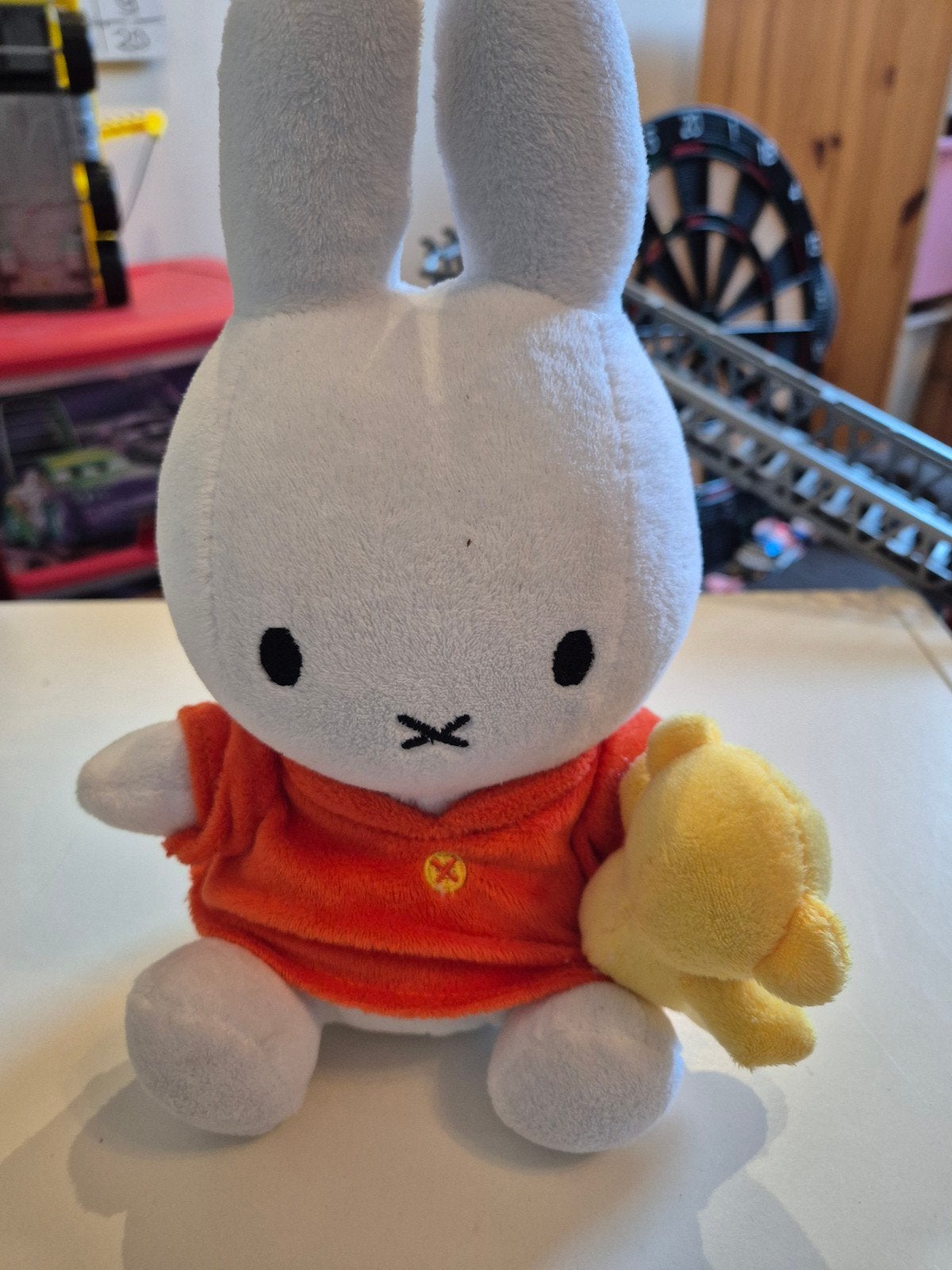 Nijntje knuffel met oranje trui en geel knuffeldoekje, Konijn, Nijntje, Ophalen of Verzenden, Zo goed als nieuw