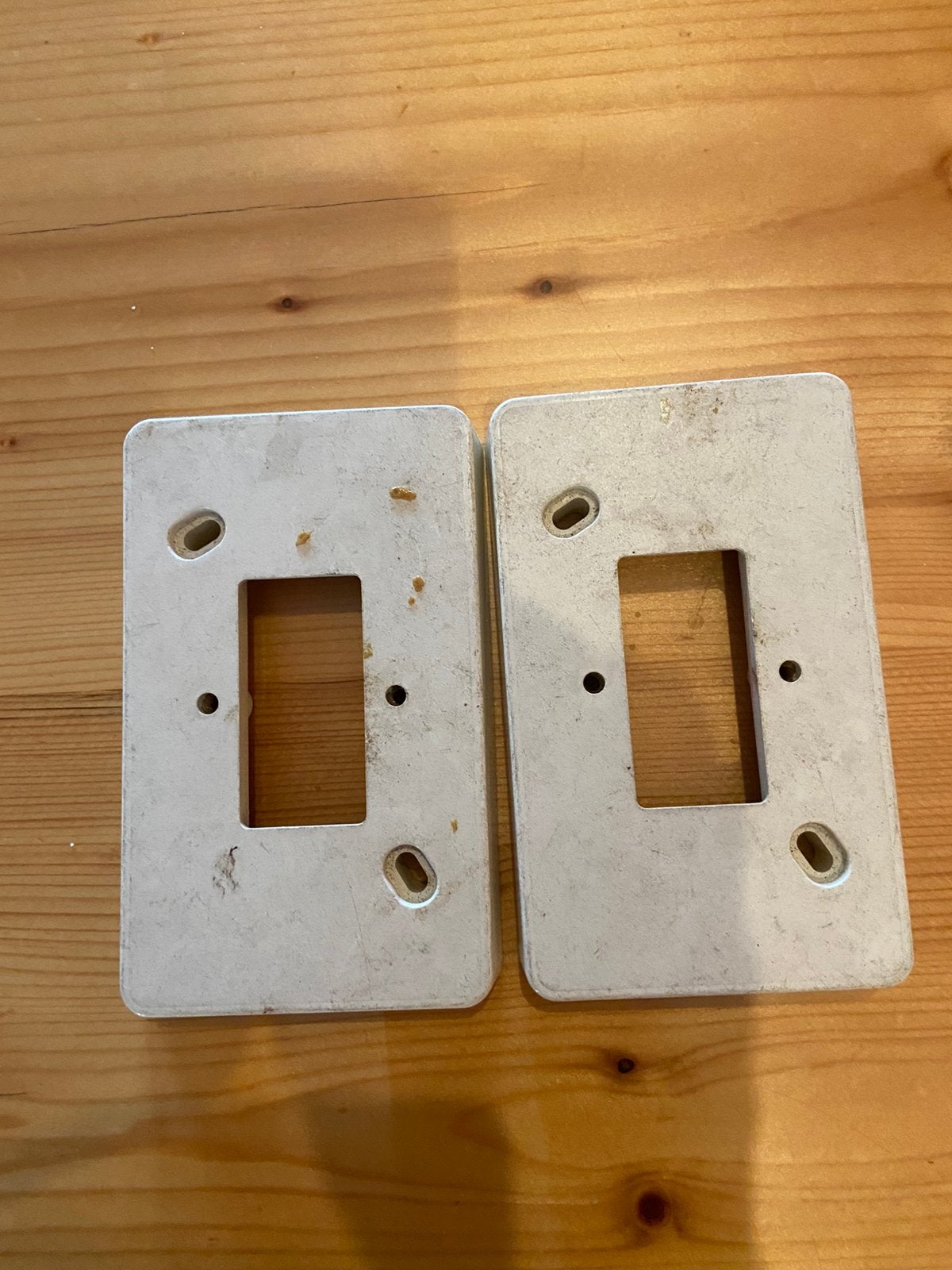 2 afdekplaten oud, Doe-het-zelf en Verbouw, Elektra en Kabels, Ophalen, Zo goed als nieuw, Overige merken, Stopcontact