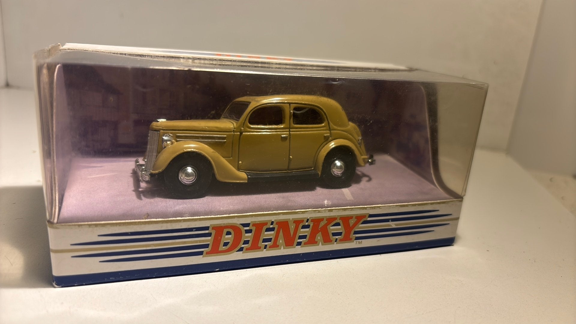 Ford v8 pilot 1950 dinky matchbox 1.43, Auto, Ophalen of Verzenden, A, A