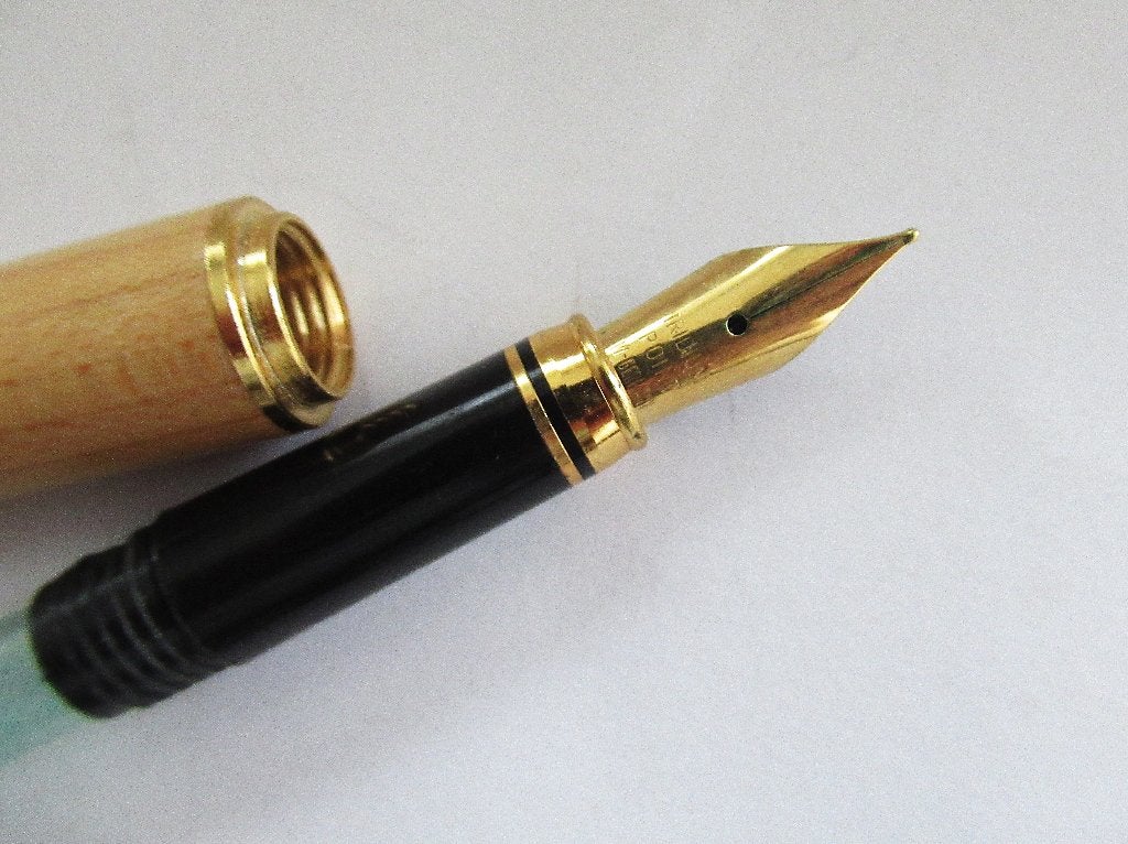 Houten vulpen met vergulden pen punt., Ophalen of Verzenden, Zo goed als nieuw, Vulpen, Overige merken