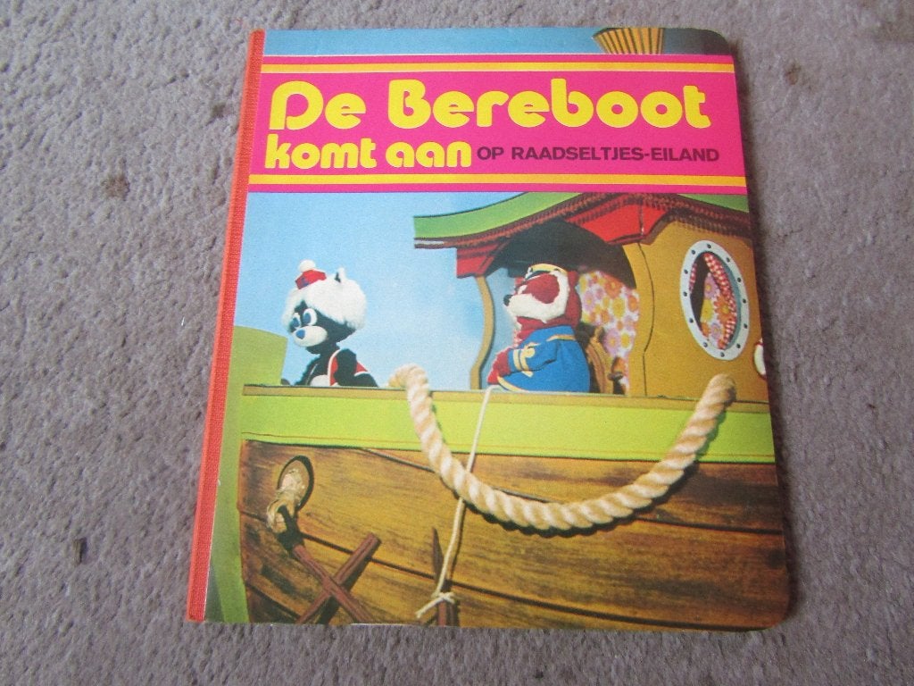 Boek: De Bereboot komt aan op raadseltjes eiland, Boeken, Ophalen of Verzenden, Gelezen, Fictie algemeen