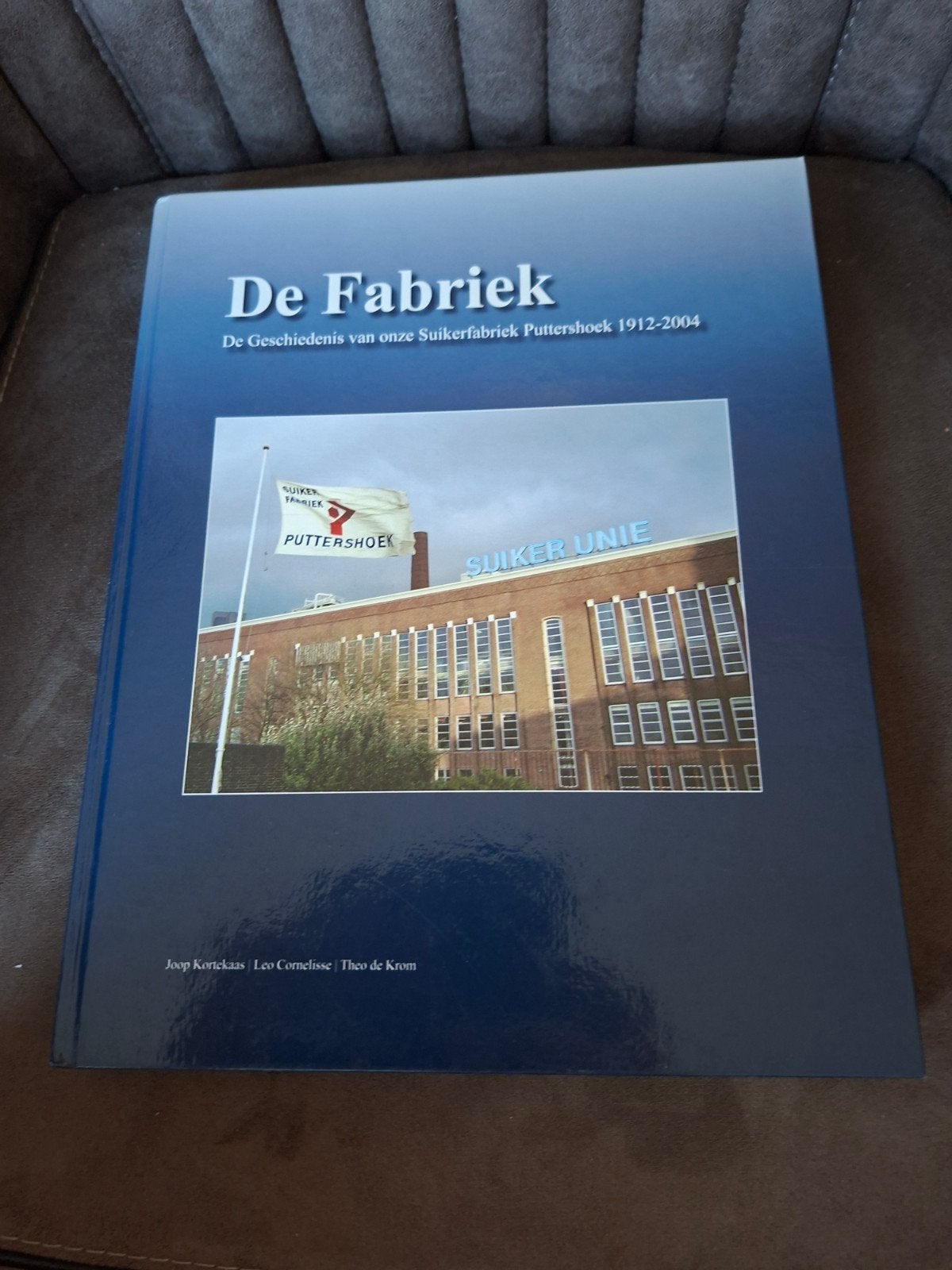 De Fabriek: Suikerfabriek Puttershoek 1912-2004, Ophalen of Verzenden, 20e eeuw of later, Zo goed als nieuw, Joop Kortekaas, Leo Cornelisse, Theo de Krom