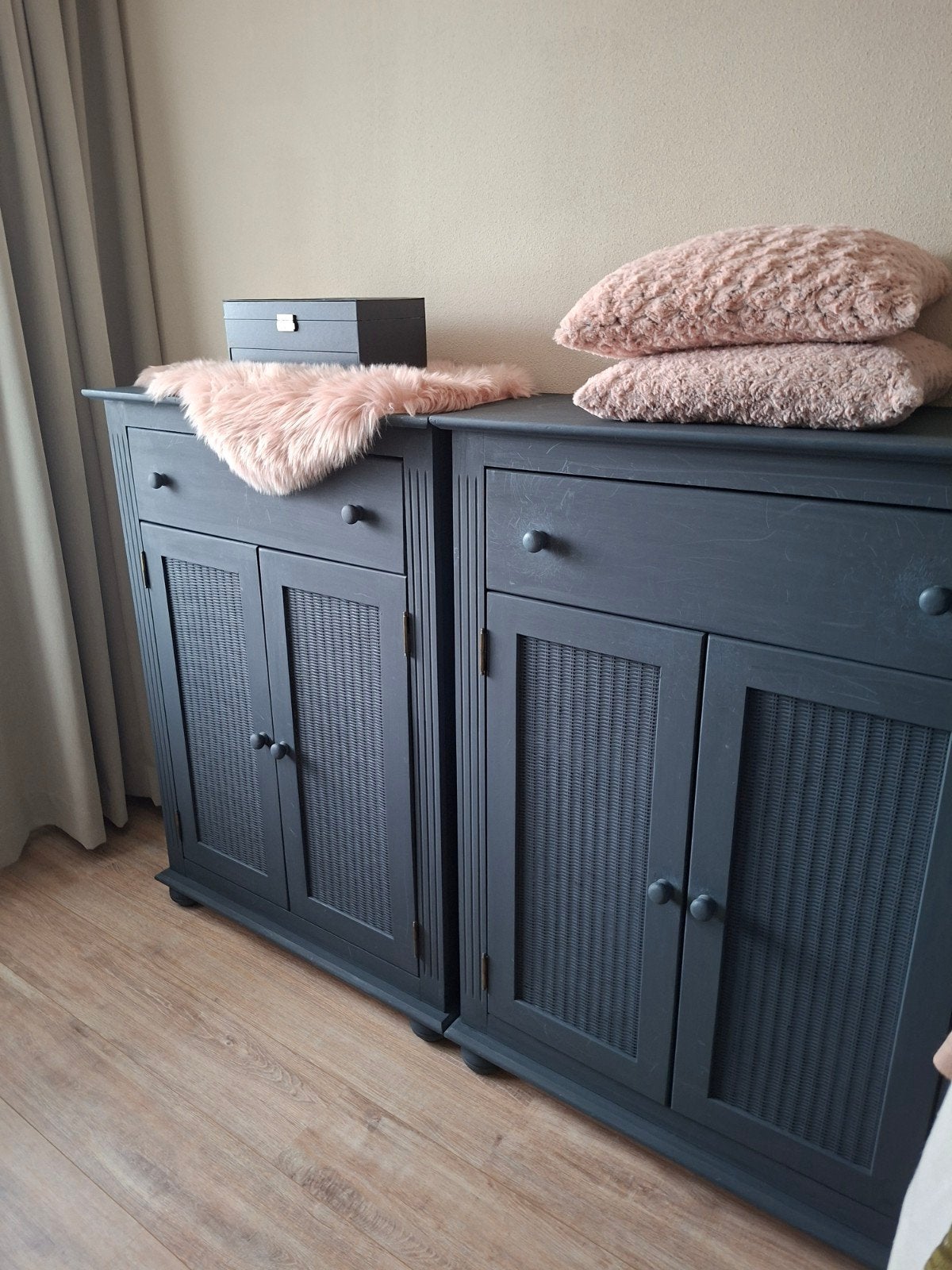 Twee geverfde grenen meidenkasten met rieten details, Huis en Inrichting, Ophalen, Gebruikt, 100 tot 150 cm, Met lade(s)