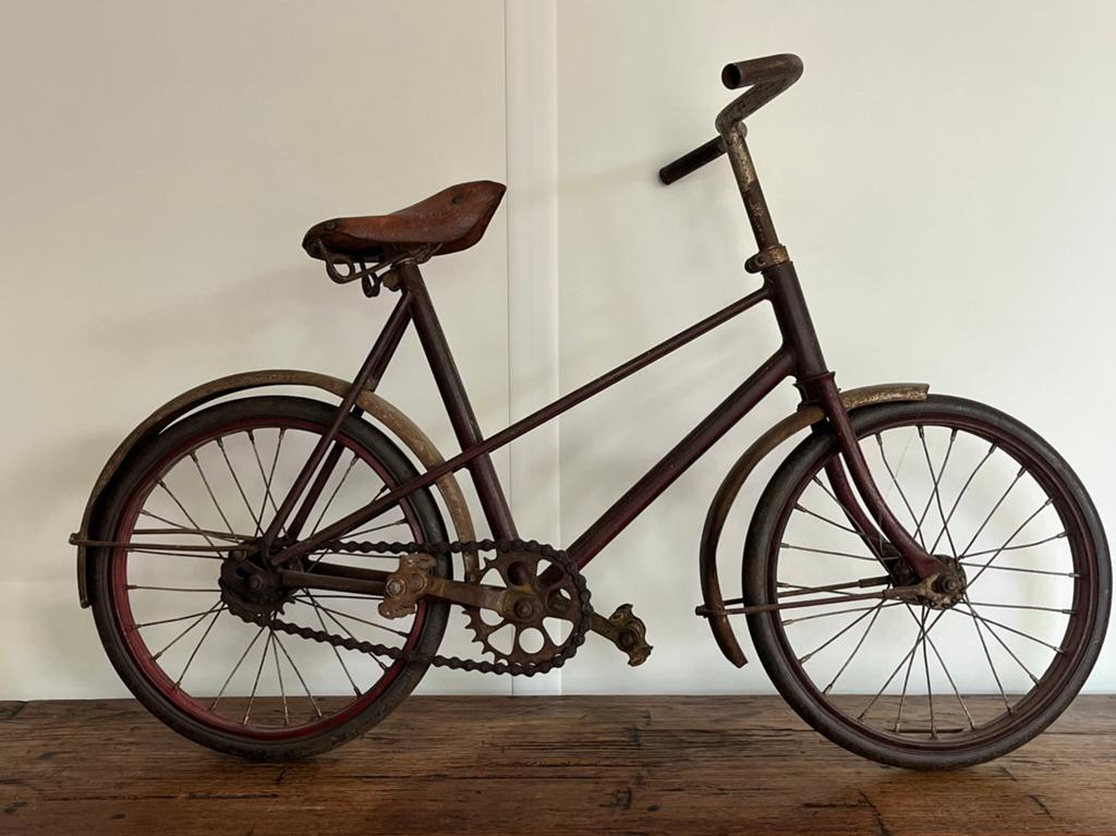 Antiek kinderfietsje, Ophalen