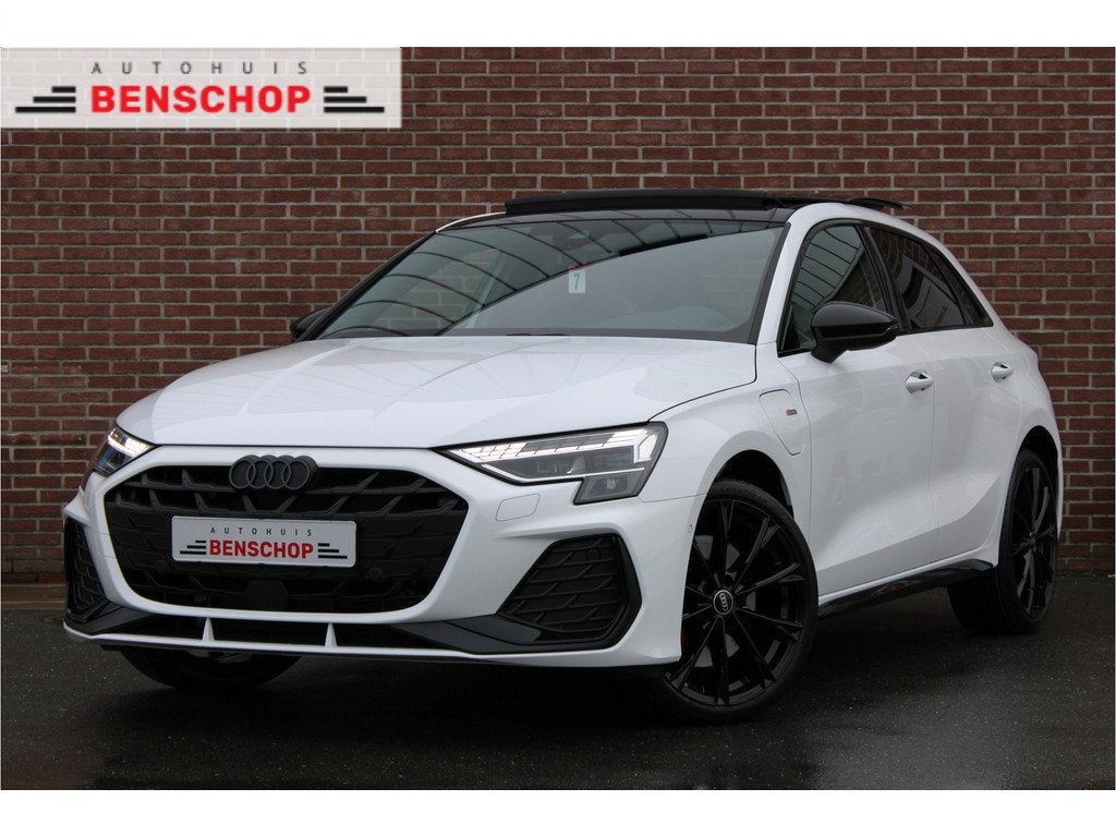 Audi A3 Sportback 45 TFSI e S edition Competition 272PK |PAN, Auto's, Audi, Zwart, 4 cilinders, Leder en Stof, Wit