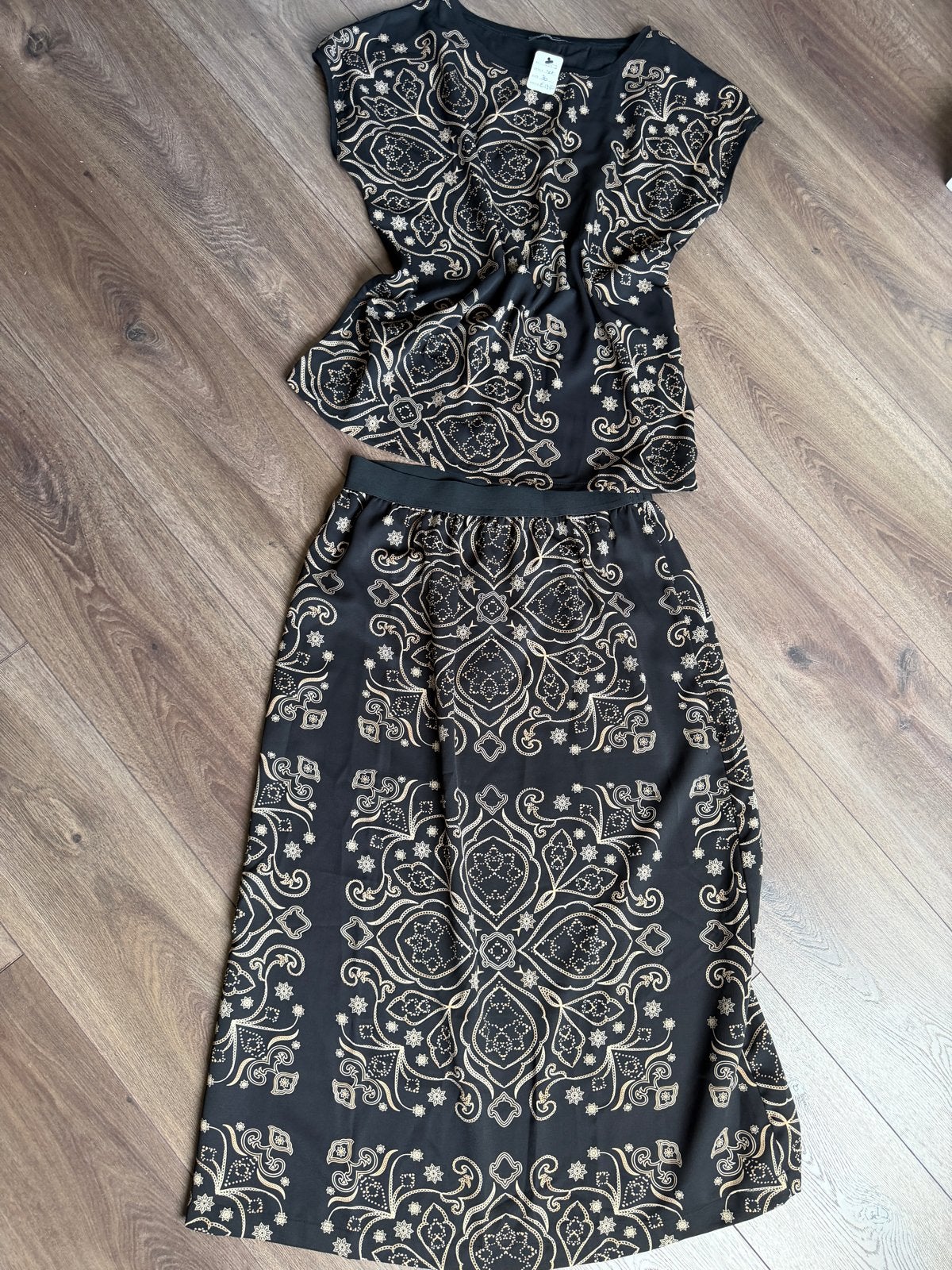 Zwarte set met gouden print - Rok en top, Kleding | Dames, Zwart, Ophalen of Verzenden, Zo goed als nieuw, Maat 36 (S)