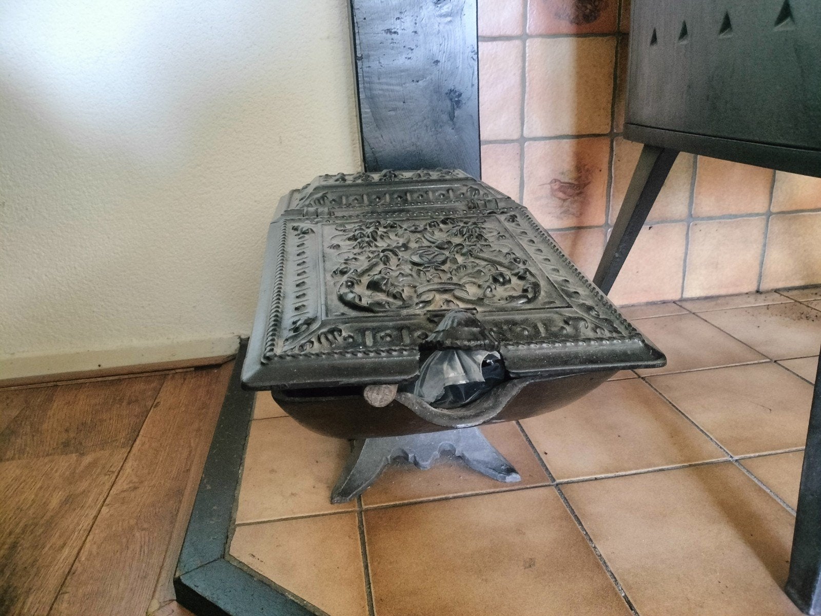 Zware gietijzeren Houtbak, Ophalen