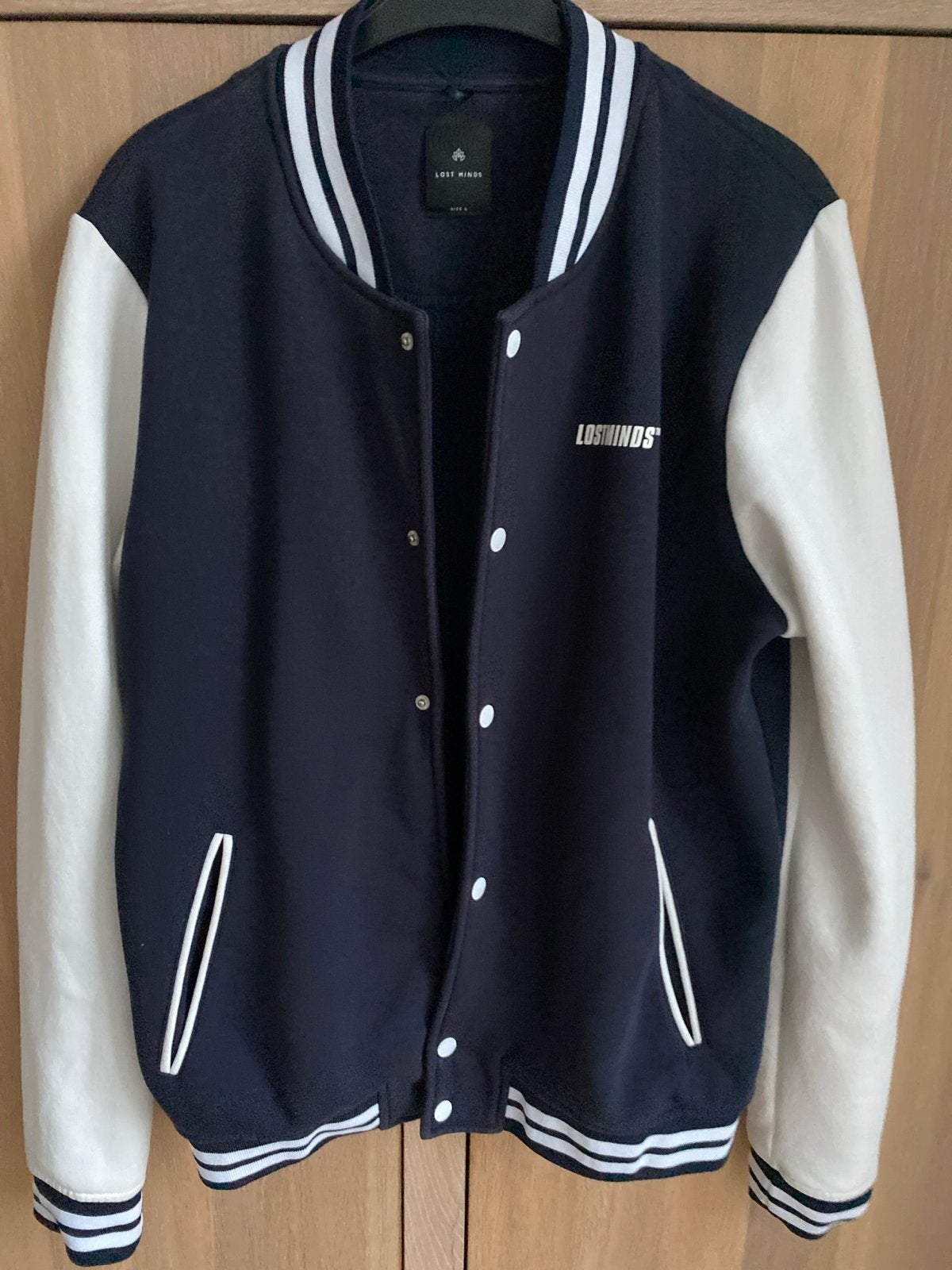 Lost Minds Varsity Jacket - Donkerblauw/Wit, Ophalen of Verzenden, Zo goed als nieuw, Maat 48/50 (M), Blauw