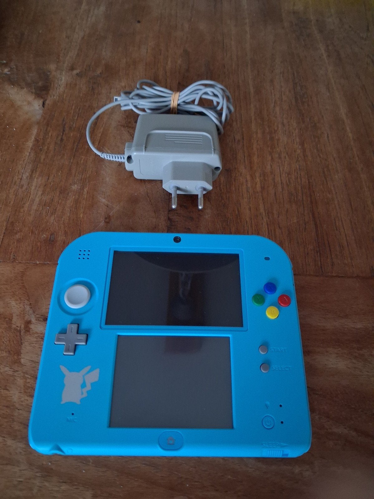 Nintendo 2DS Blauw met Pokémon-thema en oplader, Spelcomputers en Games, Ophalen, Zo goed als nieuw, Blauw, 2DS