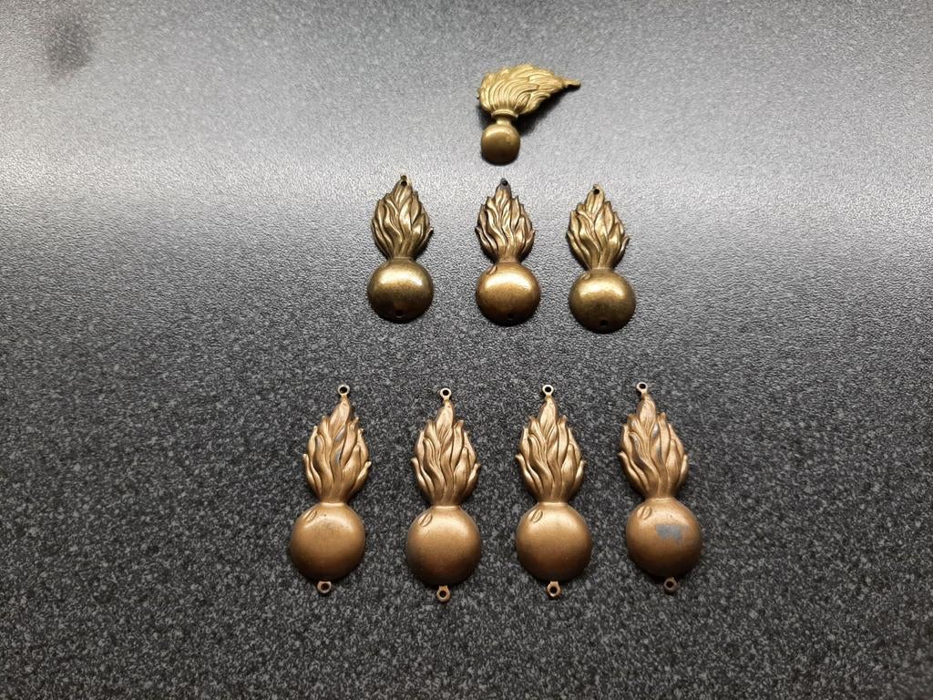 Springende Granaat   emblemen  / divers Buitenland., Verzamelen, Militaria | Algemeen, Ophalen of Verzenden, Landmacht, Embleem of Badge