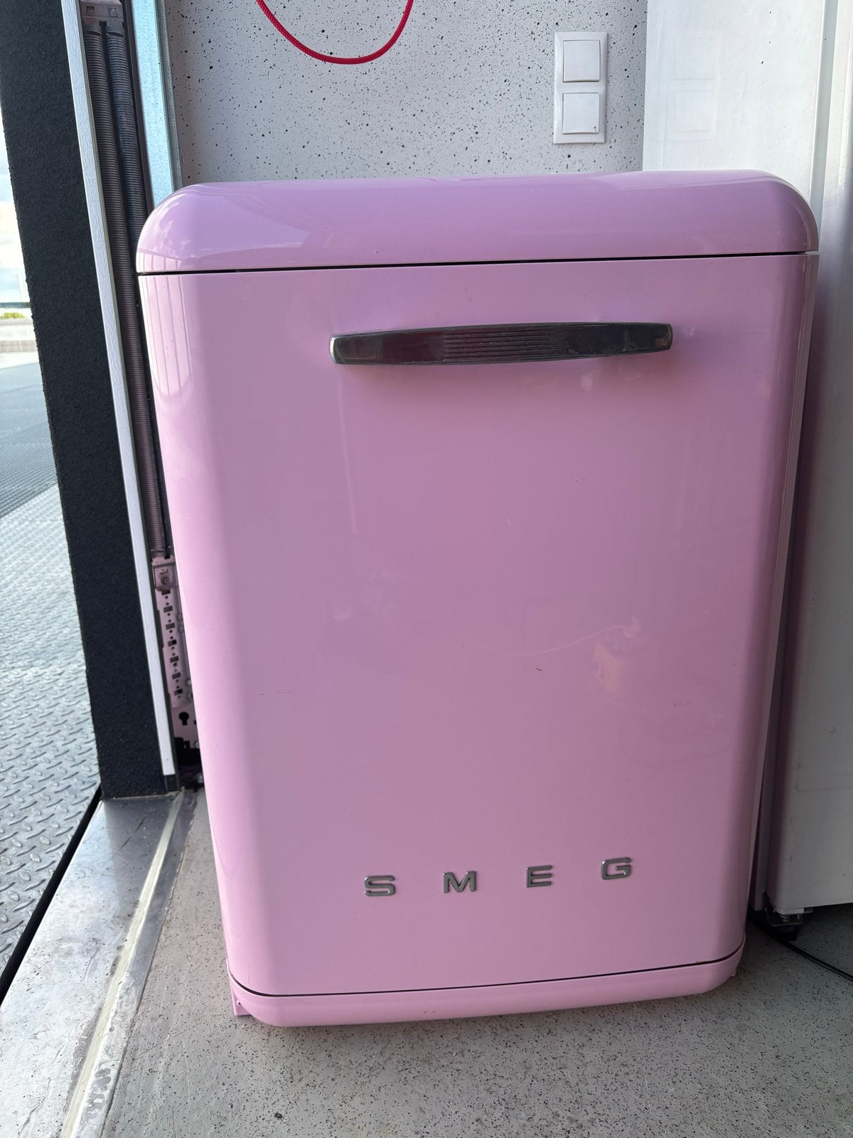 Zo goed als nieuwe roze SMEG vaatwasser, Minder dan 85 cm, 60 cm of meer, Energieklasse A of zuiniger, Ophalen of Verzenden