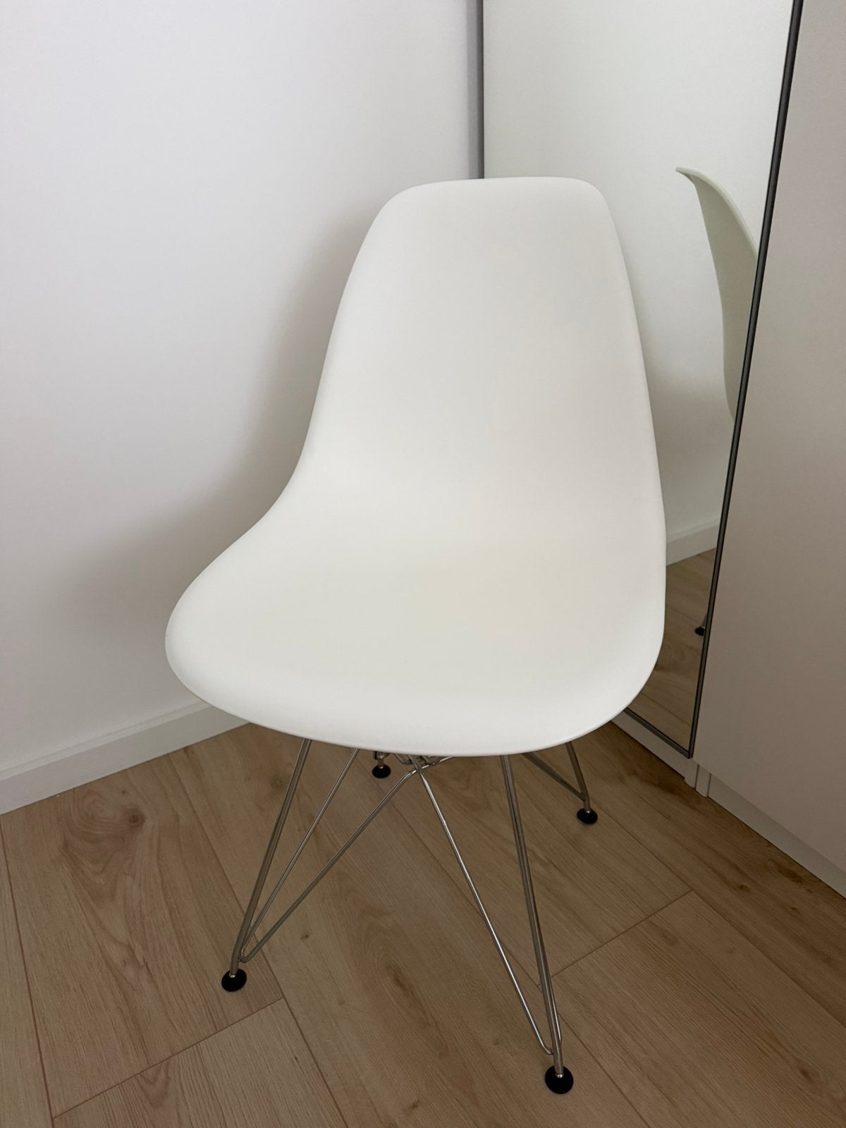 Leuke witte kunststof stoel, Huis en Inrichting, Stoelen, Kunststof, Wit, Ophalen of Verzenden, Zo goed als nieuw
