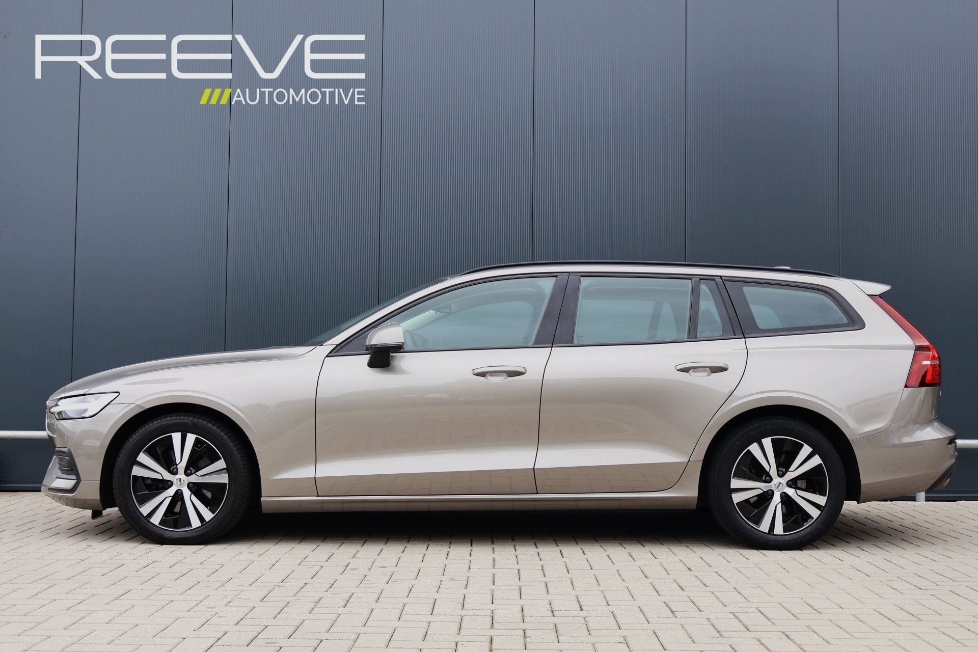 Volvo V60 2.0 B3 Momentum Advantage | Camera | Apple Carplay, Auto's, Dealer onderhouden, 4 cilinders, Origineel Nederlands, Hybride Elektrisch/Benzine