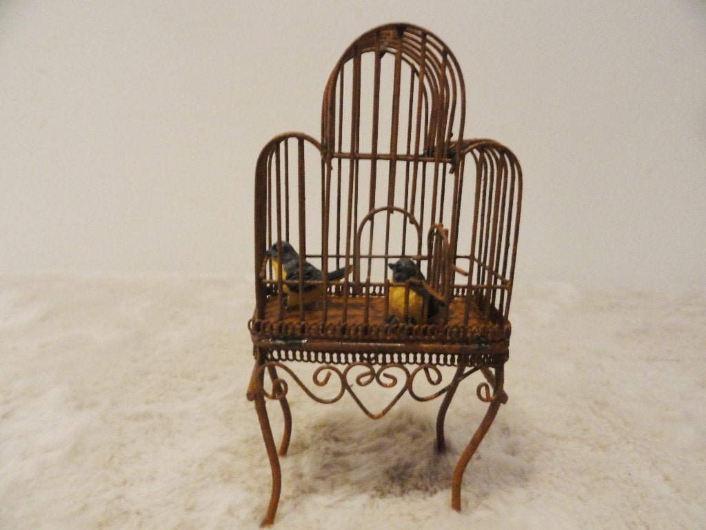 Poppenhuis 1:12 2 vogels met vogelkooi van roestig metaal, Ophalen of Verzenden, Nieuw, Decoratie