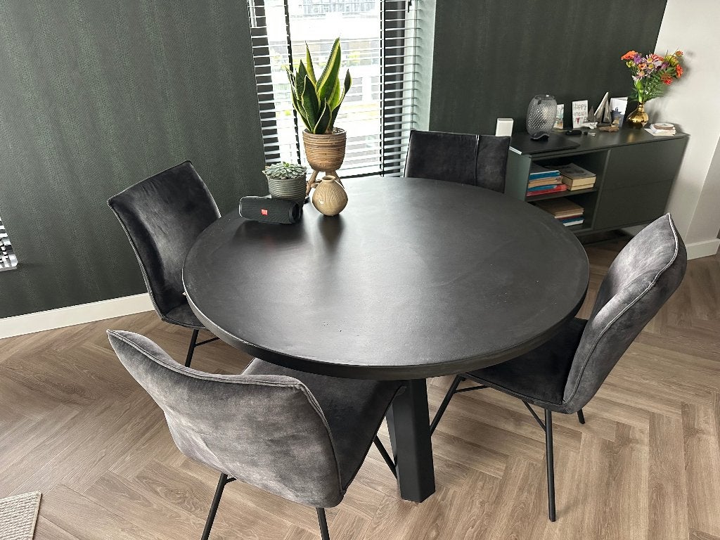 Ronde eetkamer tafel betonlook met 4 stoelen in nieuwstaat!, Ophalen, Zo goed als nieuw, 4 tot 6 stoelen