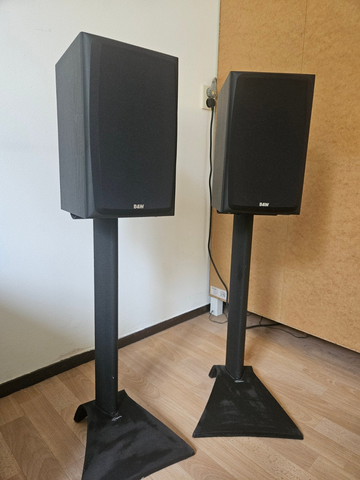 B&W DM303 Boekenplank Luidsprekers met Stands, Ophalen, Gebruikt, Inclusief standaarden, 60 tot 120 watt