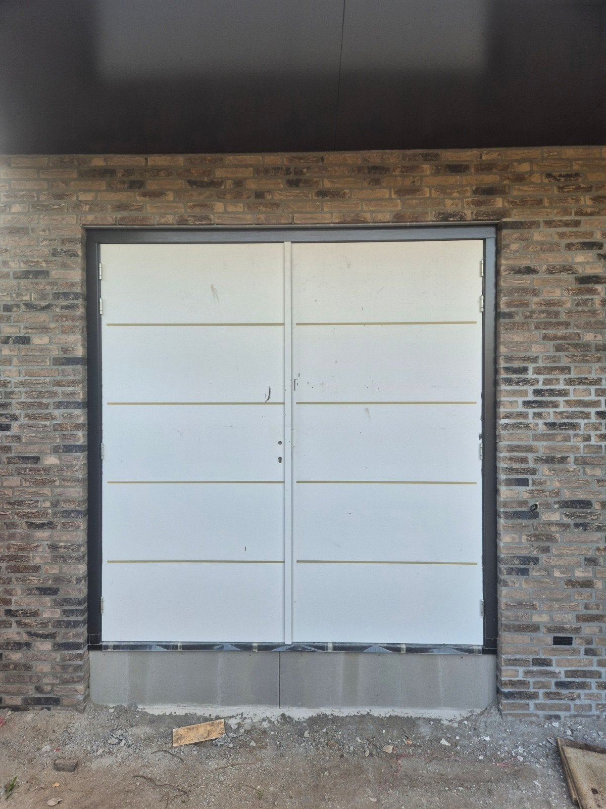 Geïsoleerde garagedeur met RVS detail, wit gegrond, Ophalen, Garagedeur, Zo goed als nieuw, Hout