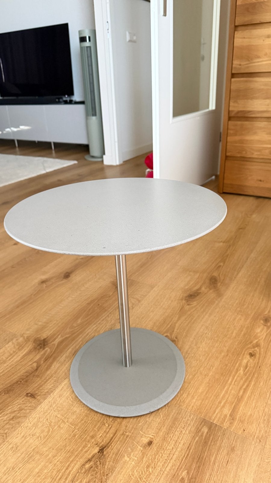 Metaform bijzettafel - Grijs met metalen poot, Overige materialen, Minder dan 55 cm, Rond, Zo goed als nieuw