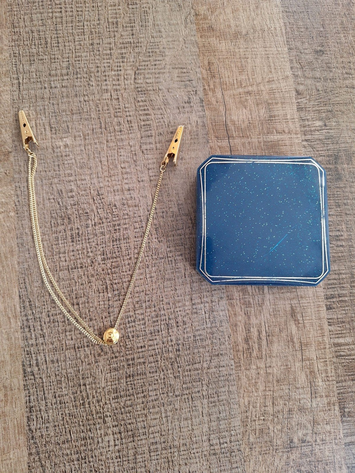 Gouden vestclip met ketting, Ophalen of Verzenden, Zo goed als nieuw