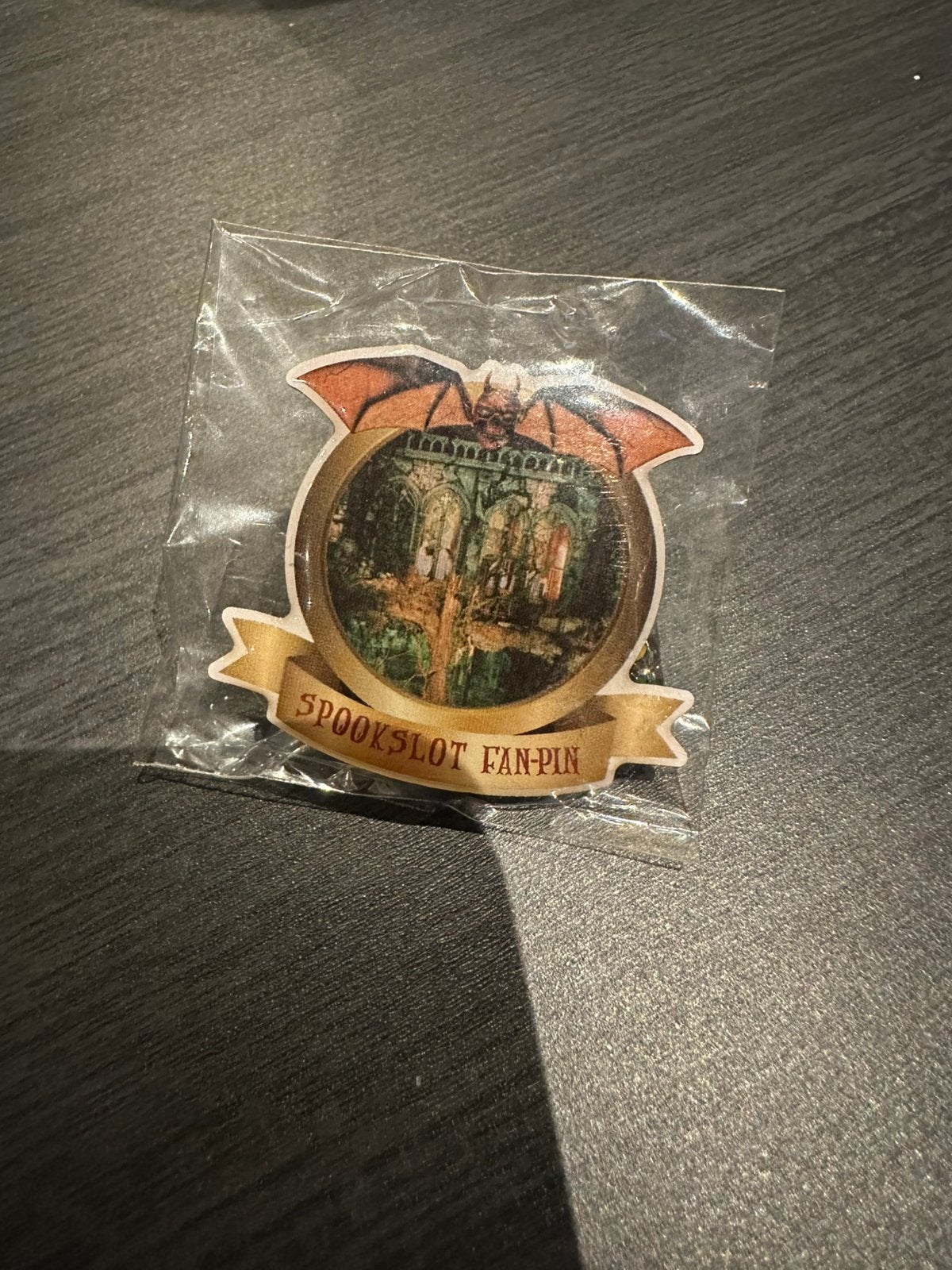 Efteling pin spookslot fan pin, Ophalen of Verzenden, Zo goed als nieuw, Button of Speldje