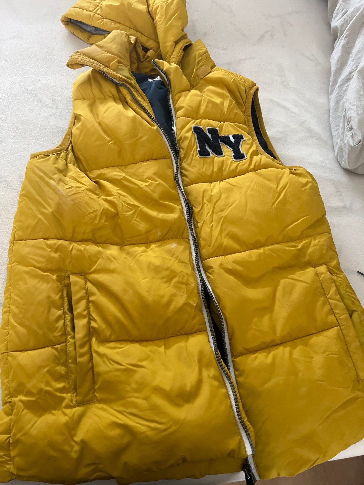 H&M Geel Bodywarmer Maat 158/164 met NY-logo, Kinderen en Baby's, Kinderkleding | Maat 164, Ophalen of Verzenden, Gebruikt, Jongen of Meisje