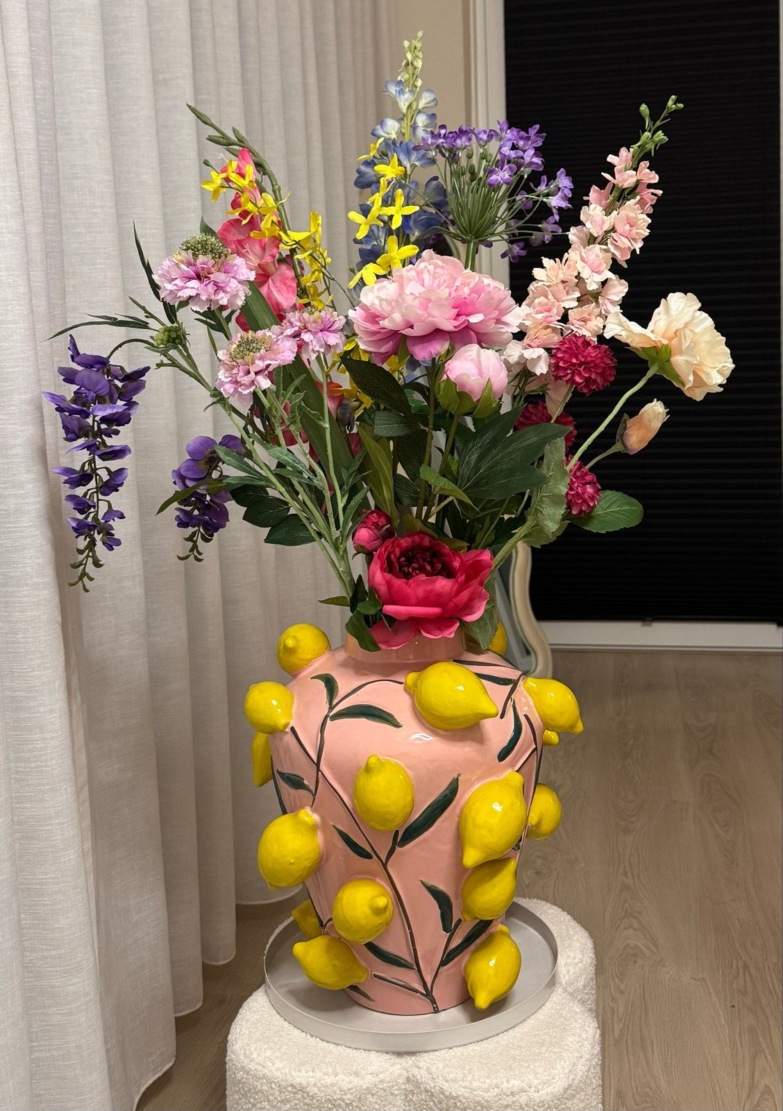 Roze vaas met citroenen, Ophalen
