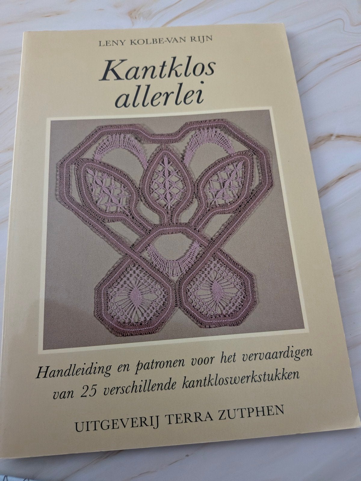Kantklos allerlei - Boek met 25 patronen, Gebruikt, Uitgeverij Terra Zutphen, Ophalen of Verzenden, Info@terra.nl