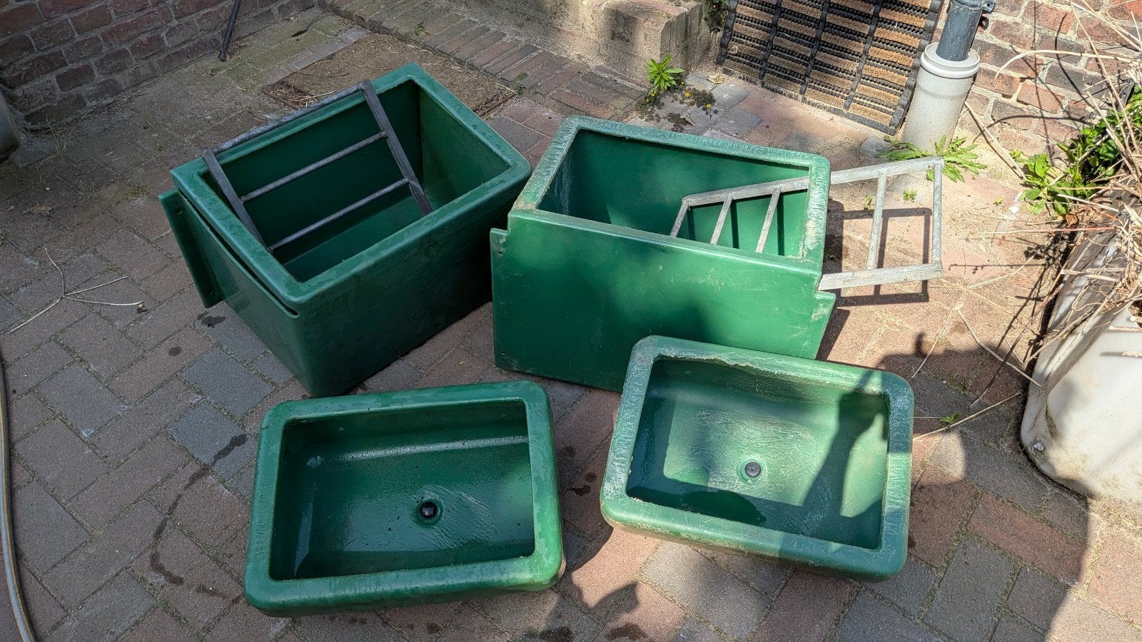 Aangeboden set  twee slow feeder bakken met twee voerbakken, Dieren en Toebehoren, Ophalen, Overige soorten