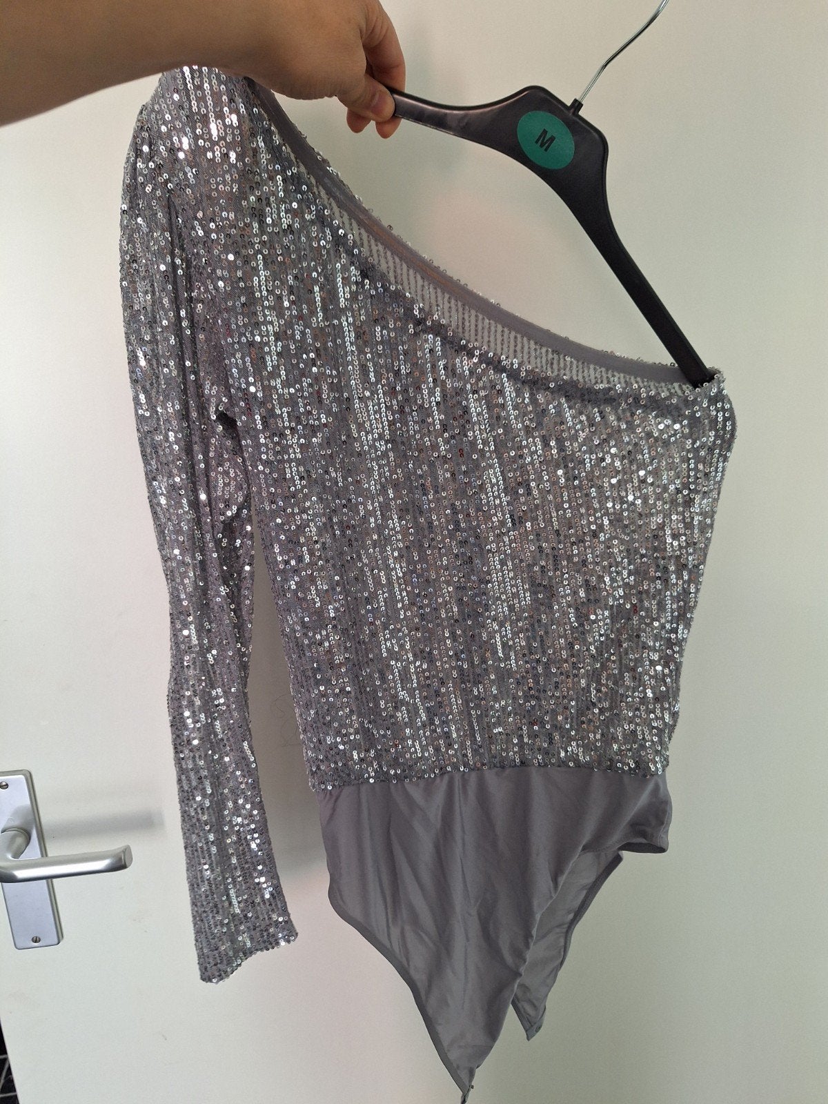 Zilveren pailletten off-shoulder bodysuit - Maat M, Maat 38/40 (M), Ophalen of Verzenden, Zo goed als nieuw, Lange mouw