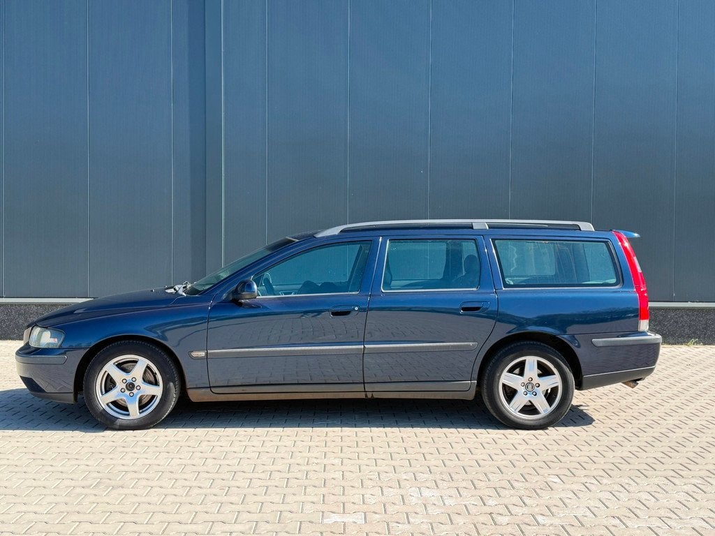 Volvo V70 2.4 | AIRCO | CRUISE | TREKHAAK | PANORAMA DAK | N, Voorwielaandrijving, Blauw, Leder en Stof, 84 €/maand