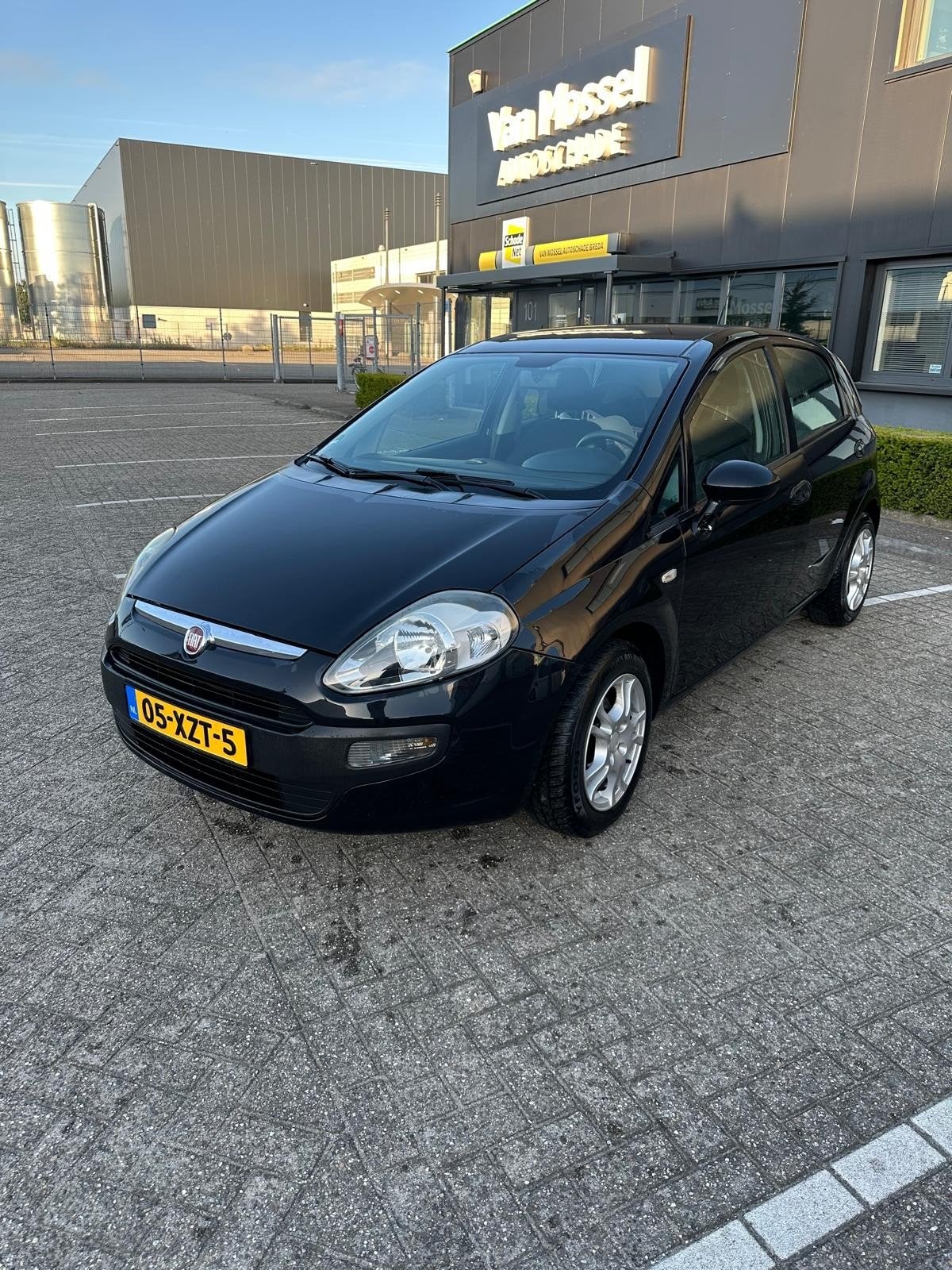 Fiat Punto 1.2 5DR 2011 Zwart, Auto's, Fiat, Voorwielaandrijving, 1005 kg, 40 €/maand, 1242 cc