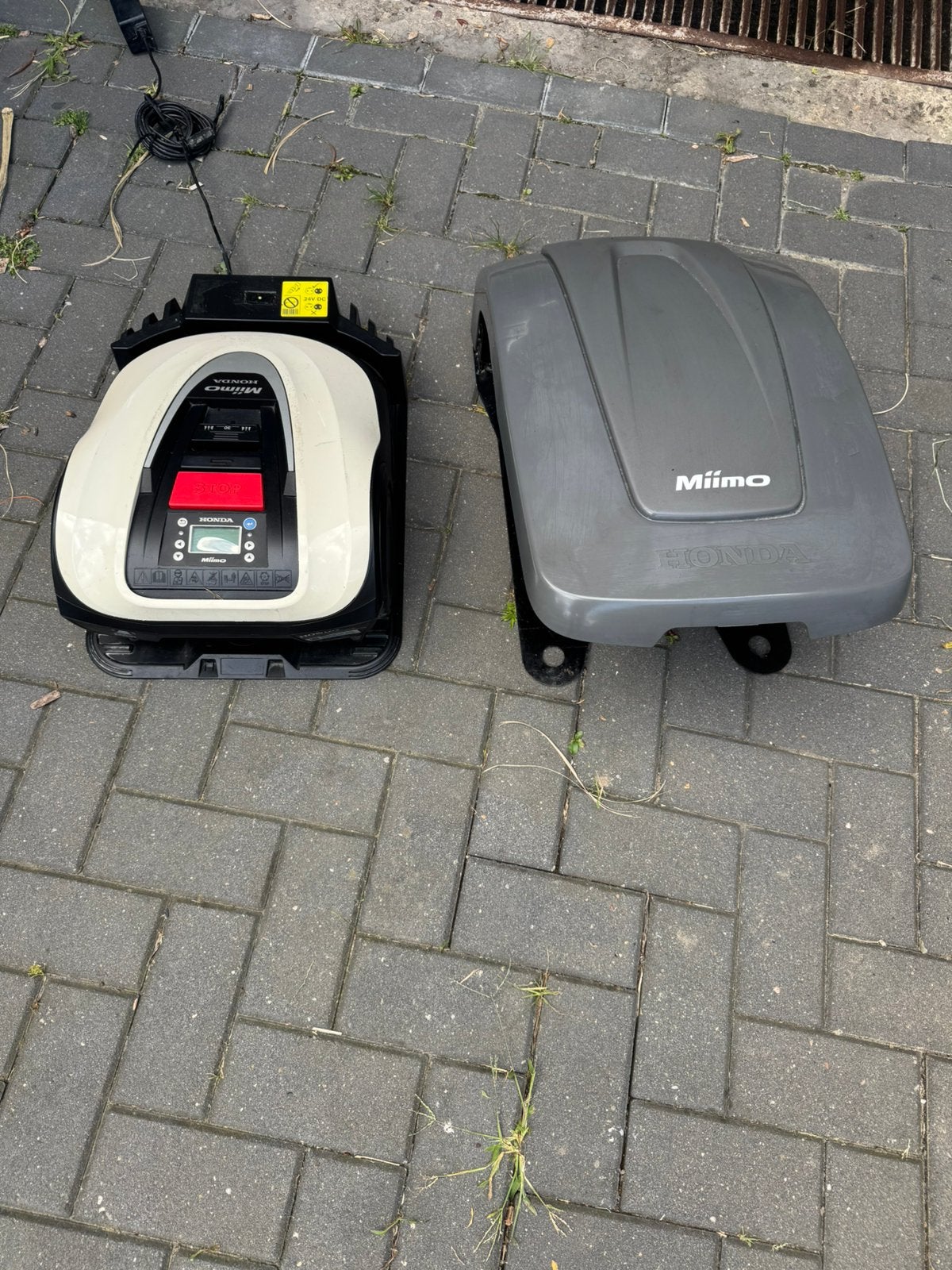 Honda robot grasmaaier hrm 40 met afdak en laadstation, Ophalen, Zo goed als nieuw, 20 tot 25 cm