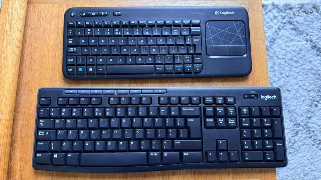 2x logitech draadloos toetenbord K400r en K270, Logitech, Ophalen of Verzenden, Zo goed als nieuw, Draadloos