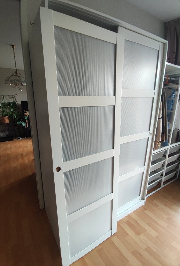 IKEA KVIKNE Kledingkast (met schuifdeuren), Huis en Inrichting, Kasten | Kledingkasten, Ophalen, Met deur(en), Gebruikt, 100 tot 150 cm