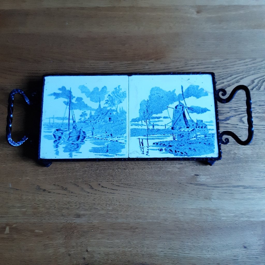 Vintage smeedijzeren plateau met 2 delftsblauwe tegels, Ophalen of Verzenden