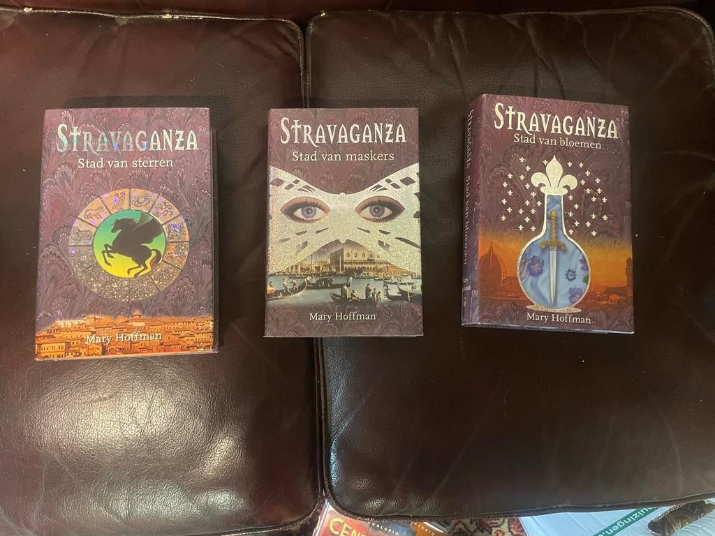 Stravaganza-serie: Stad van Sterren, Maskers, Bloemen, Ophalen of Verzenden, Gelezen, Europa overig
