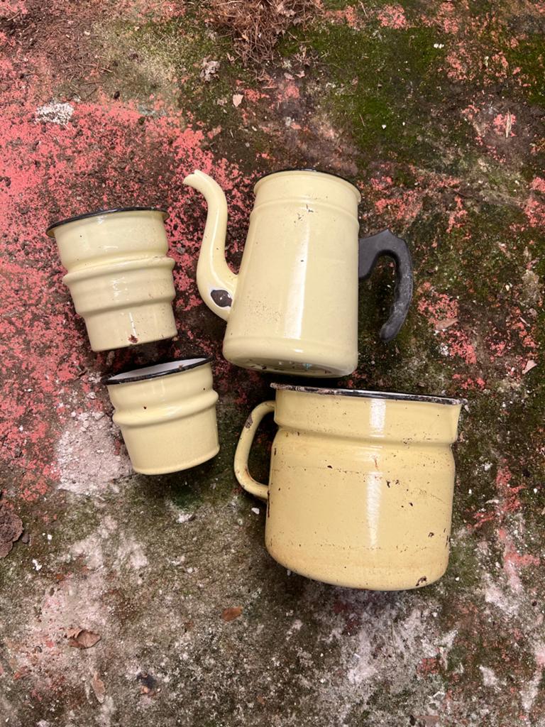 Vintage geëmailleerde koffiepot en bekers - Brocante set, Ophalen