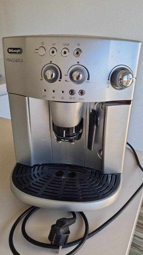 De'Longhi Magnifica ESAM 4200.S in nette gebruikte staat, Gebruikt, Koffiemachine, Ophalen of Verzenden, 4 tot 10 kopjes