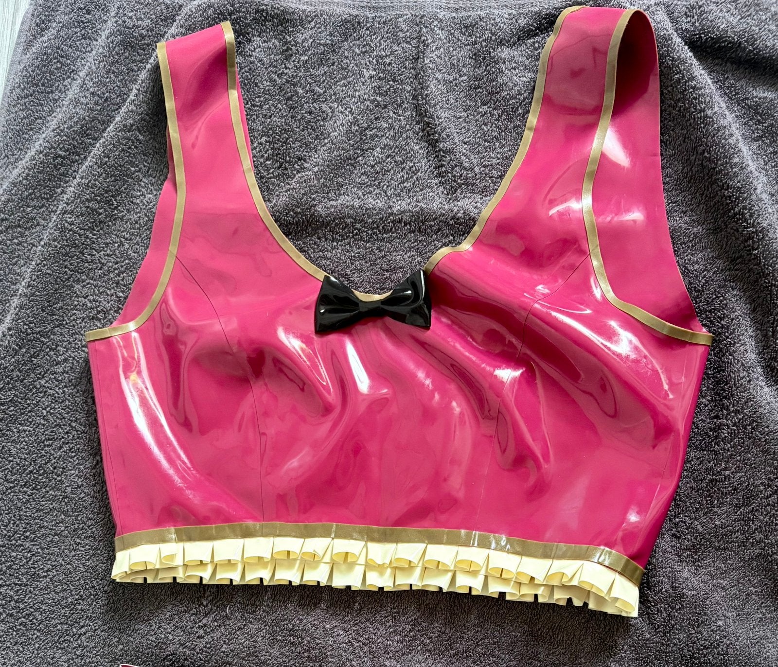Rood latex setje met schattige details maar s/m, Overige typen, Verzenden, Zo goed als nieuw, Maat 36 (S)