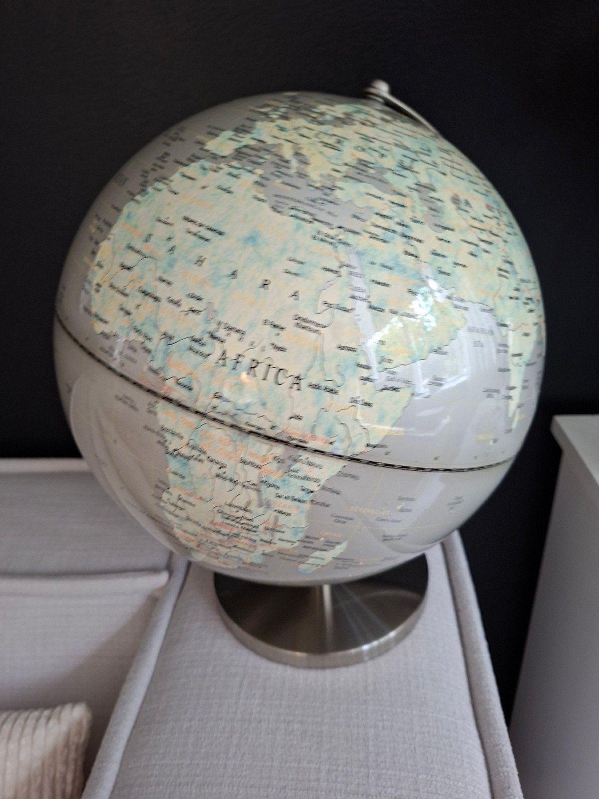 Moderne Wereldbol - Grijs/Zilver met Verlichting, Ophalen, Gebruikt, Kunststof, Draaibaar