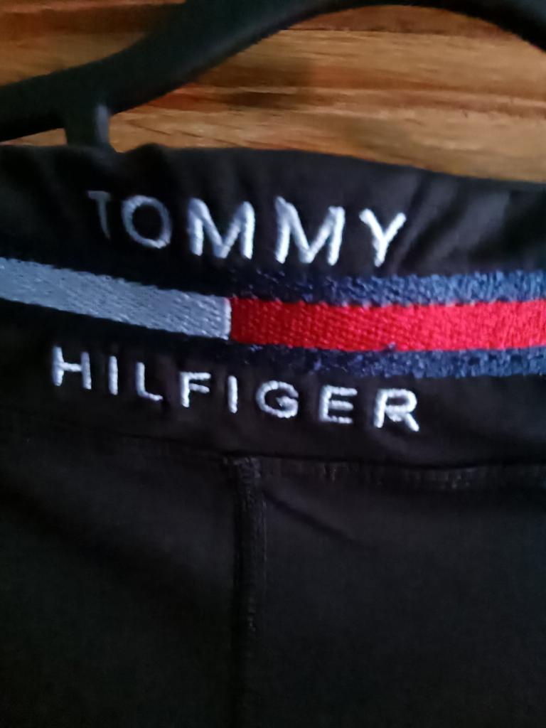 Tommy Hilfiger Sportbroek met Shirt - Maat L - Nieuw, Kleding | Dames, Sportkleding, Tommy Hilfiger, Ophalen of Verzenden, Nieuw