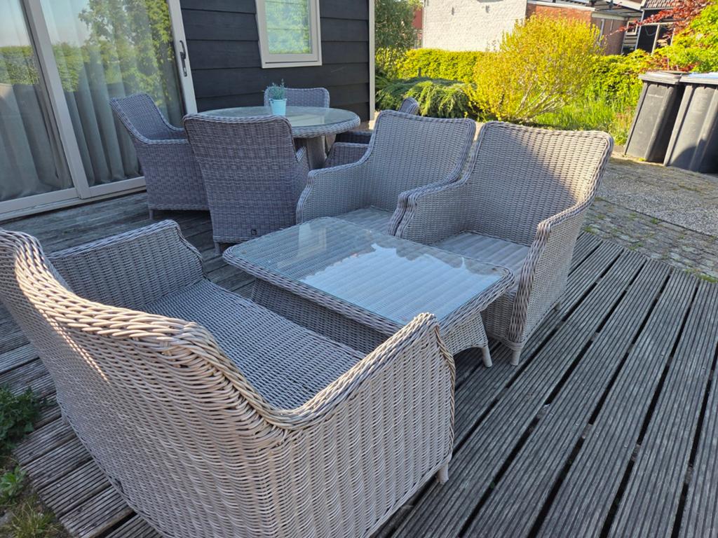 Wicker loungeset met glazen tafel en kussens, Ophalen, 5 zitplaatsen, Gebruikt, Bank