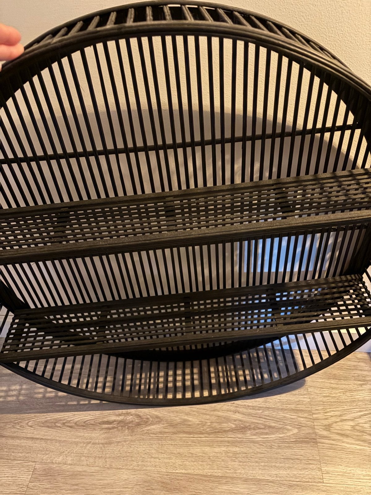 Zwart rotan wandrek met plankjes, Ophalen, Zo goed als nieuw