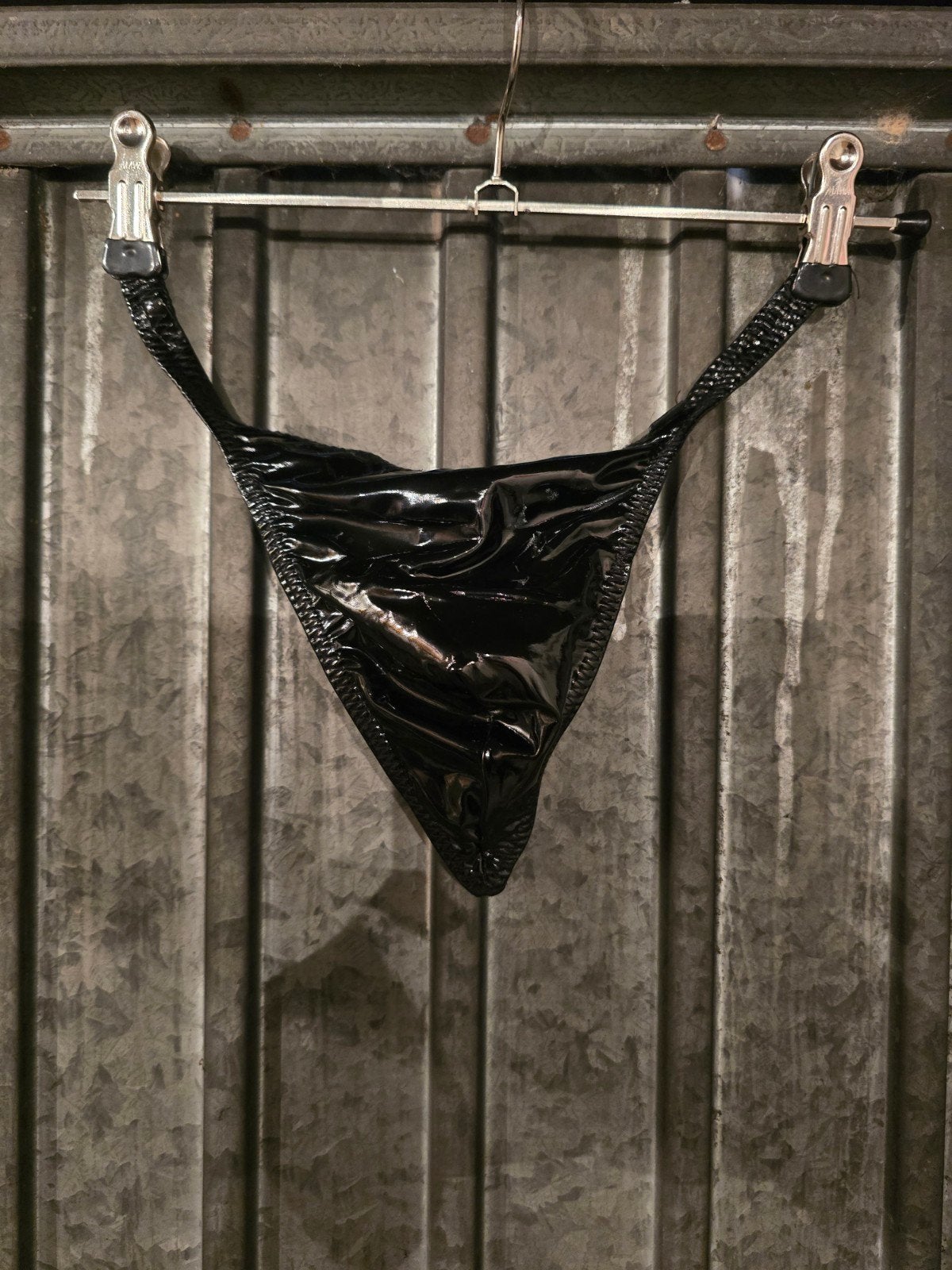 Zwarte glanzende string, Verzenden, Zwart