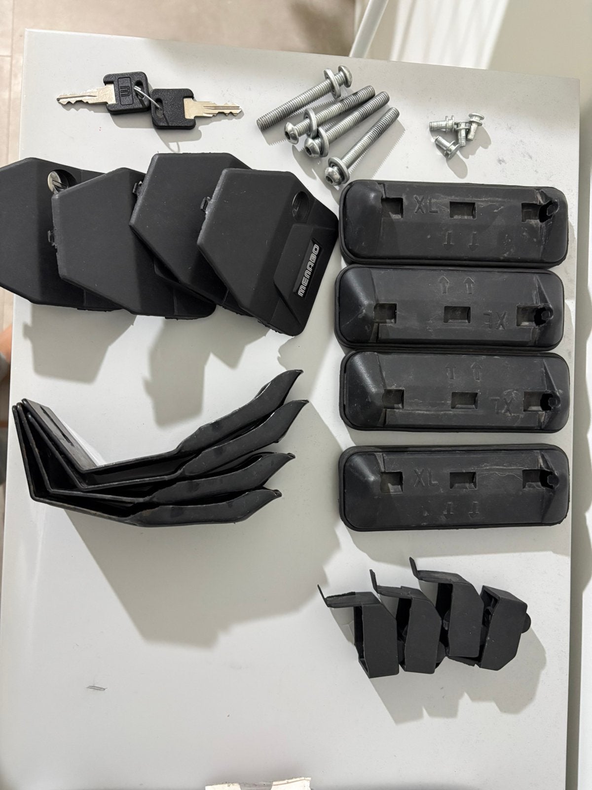 Dakdragers Menabo voor Peugeot 5008 (vanaf 2021) fixpoint, Auto diversen, Dakdragers, Ophalen, Zo goed als nieuw