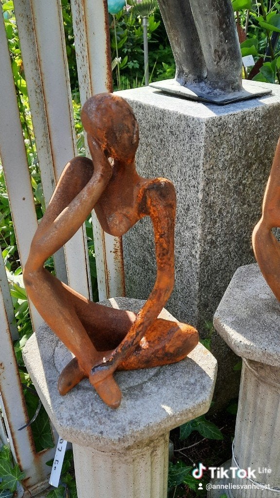 Abstracte metalen sculptuur 'De Denker' - Roestbruin, Tuin en Terras, Tuinbeelden, Nieuw, Metaal, Ophalen of Verzenden
