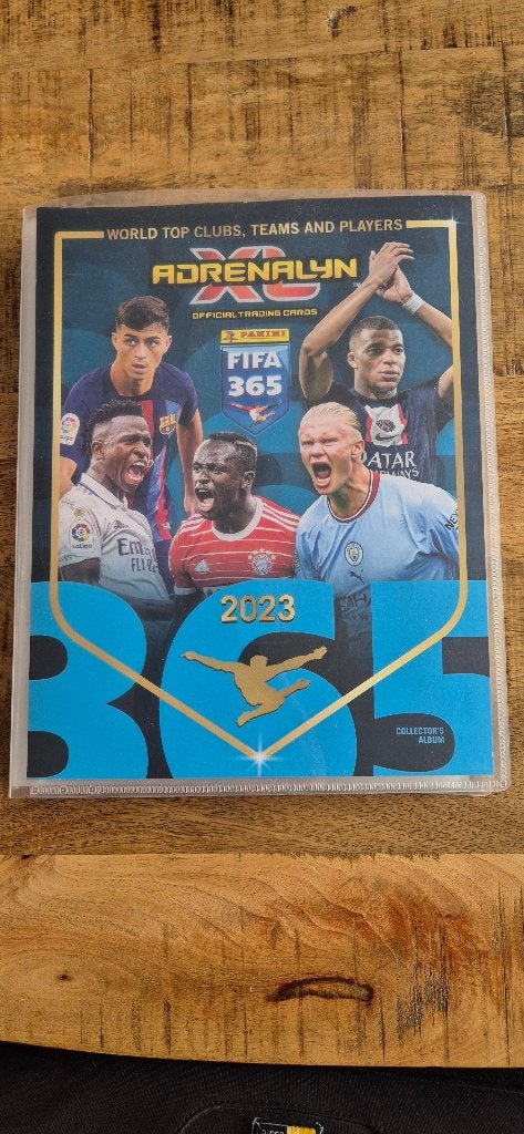 Panini FIFA 365 Adrenalyn XL 2023 - Album met 373 kaartjes, Ophalen of Verzenden, Zo goed als nieuw, Meerdere plaatjes