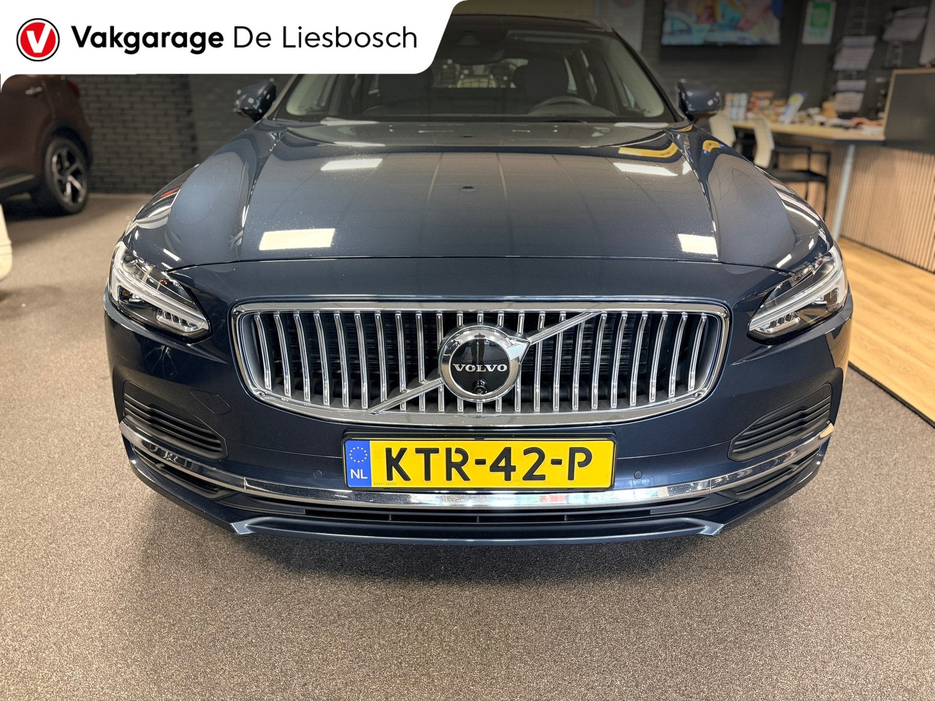 Volvo V90 2.0 T6 AWD Business Pro Automaat / Pano / leder /, Auto's, Automaat, Euro 6, 4 cilinders, Blauw