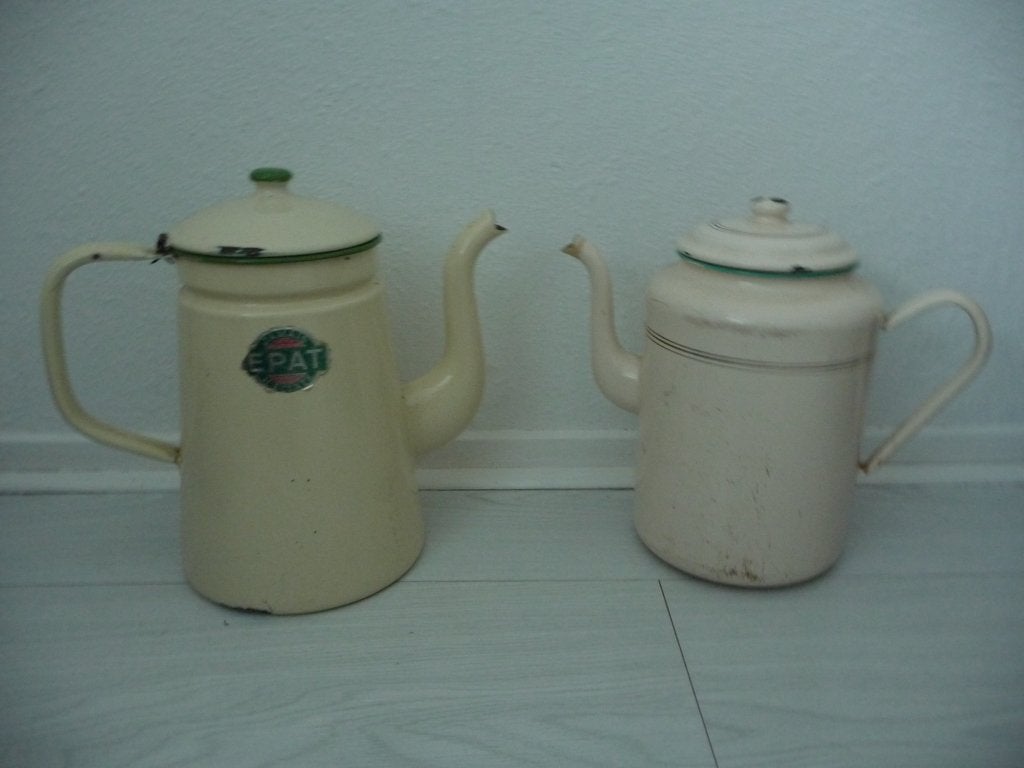 oude EMAILLE KOFFIEKANNEN 2 stuks, creme kleurig, Antiek en Kunst, Curiosa en Brocante, Ophalen of Verzenden